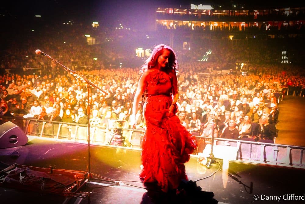 Miel de Botton as Support Act for Simply Red’s ‘Blue Eyed Soul’ Tour