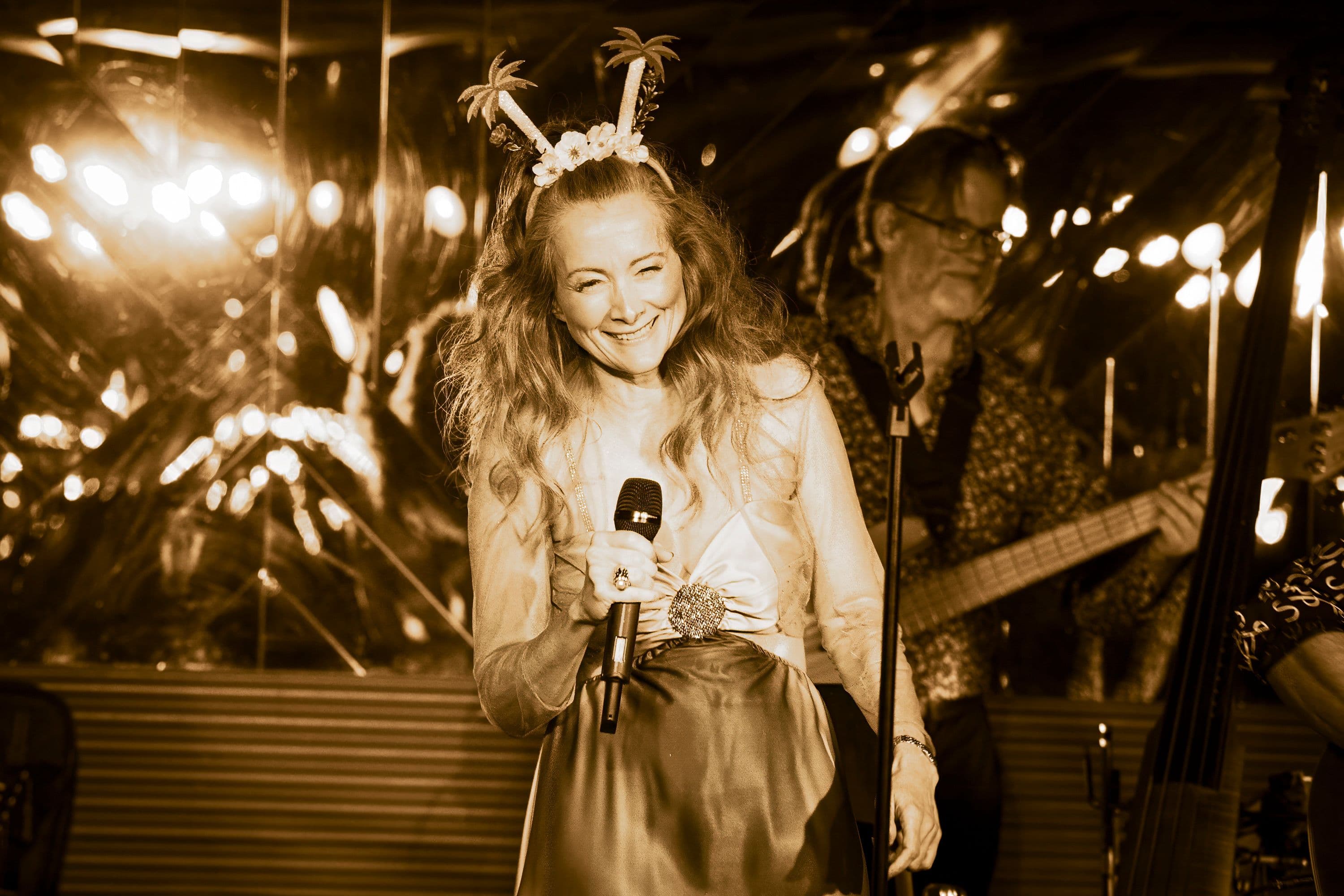 Miel de Botton Performs a Heartfelt Warm-Up Gig Ahead of Paris Show with Simply Red